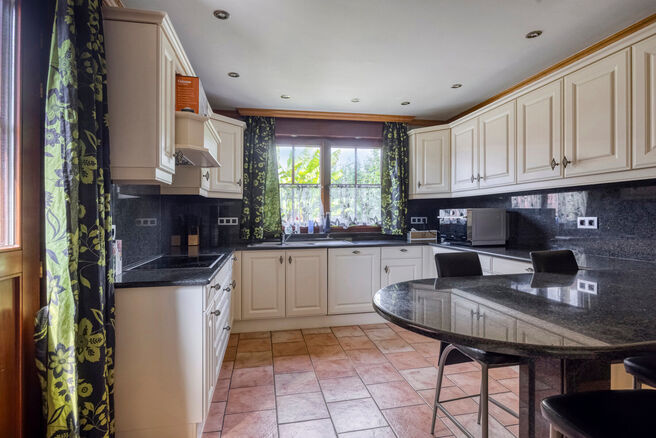 Spacious, move-in-ready and energy-efficient family home with 5 bedrooms, garden and garage – ideal for professional practice or commercial space.
Located in a quiet residential neighborhood, this property offers all modern comforts plus a versatile ext