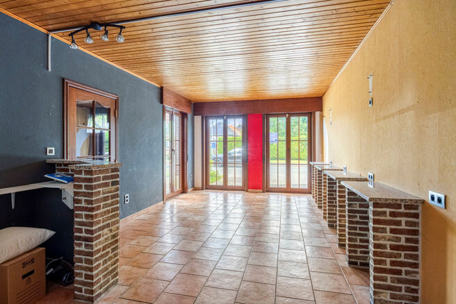 Spacious, move-in-ready and energy-efficient family home with 5 bedrooms, garden and garage – ideal for professional practice or commercial space.
Located in a quiet residential neighborhood, this property offers all modern comforts plus a versatile ext