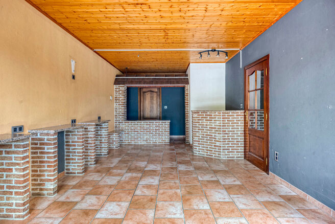Spacious, move-in-ready and energy-efficient family home with 5 bedrooms, garden and garage – ideal for professional practice or commercial space.
Located in a quiet residential neighborhood, this property offers all modern comforts plus a versatile ext
