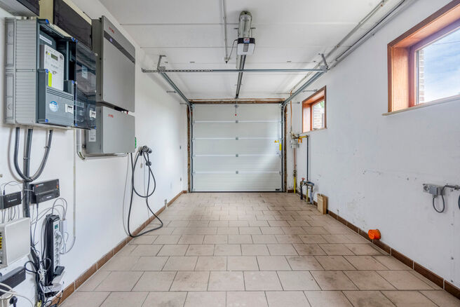 Spacious, move-in-ready and energy-efficient family home with 5 bedrooms, garden and garage – ideal for professional practice or commercial space.
Located in a quiet residential neighborhood, this property offers all modern comforts plus a versatile ext