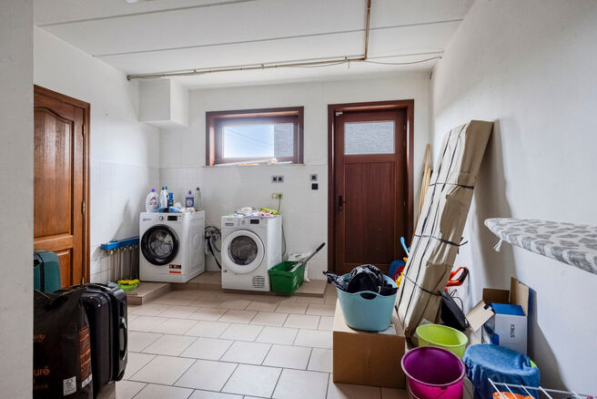 Spacious, move-in-ready and energy-efficient family home with 5 bedrooms, garden and garage – ideal for professional practice or commercial space.
Located in a quiet residential neighborhood, this property offers all modern comforts plus a versatile ext