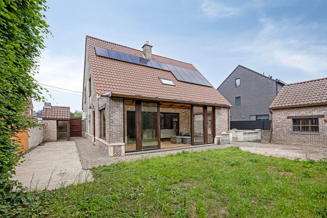 Spacious, move-in-ready and energy-efficient family home with 5 bedrooms, garden and garage – ideal for professional practice or commercial space.
Located in a quiet residential neighborhood, this property offers all modern comforts plus a versatile ext