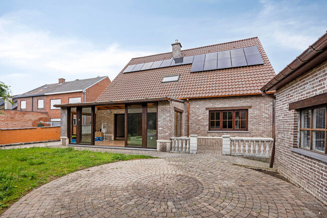 Spacious, move-in-ready and energy-efficient family home with 5 bedrooms, garden and garage – ideal for professional practice or commercial space.
Located in a quiet residential neighborhood, this property offers all modern comforts plus a versatile ext