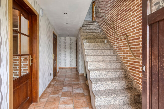 Spacious, move-in-ready and energy-efficient family home with 5 bedrooms, garden and garage – ideal for professional practice or commercial space.
Located in a quiet residential neighborhood, this property offers all modern comforts plus a versatile ext