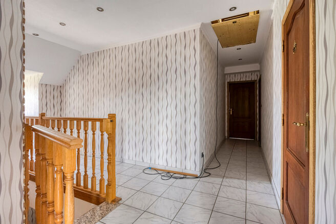 Spacious, move-in-ready and energy-efficient family home with 5 bedrooms, garden and garage – ideal for professional practice or commercial space.
Located in a quiet residential neighborhood, this property offers all modern comforts plus a versatile ext