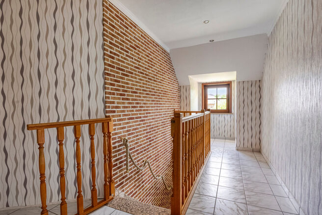 Spacious, move-in-ready and energy-efficient family home with 5 bedrooms, garden and garage – ideal for professional practice or commercial space.
Located in a quiet residential neighborhood, this property offers all modern comforts plus a versatile ext