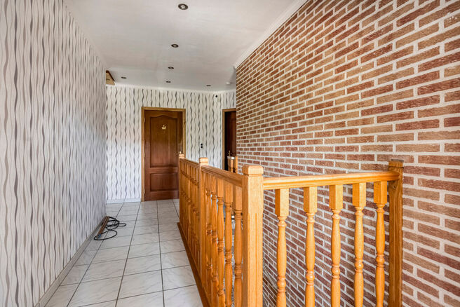 Spacious, move-in-ready and energy-efficient family home with 5 bedrooms, garden and garage – ideal for professional practice or commercial space.
Located in a quiet residential neighborhood, this property offers all modern comforts plus a versatile ext