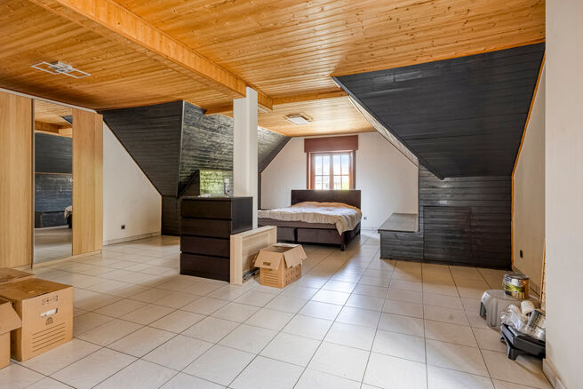 Spacious, move-in-ready and energy-efficient family home with 5 bedrooms, garden and garage – ideal for professional practice or commercial space.
Located in a quiet residential neighborhood, this property offers all modern comforts plus a versatile ext