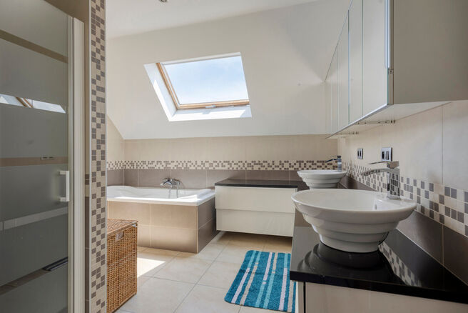 Spacious, move-in-ready and energy-efficient family home with 5 bedrooms, garden and garage – ideal for professional practice or commercial space.
Located in a quiet residential neighborhood, this property offers all modern comforts plus a versatile ext