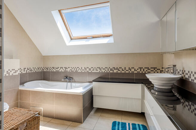 Spacious, move-in-ready and energy-efficient family home with 5 bedrooms, garden and garage – ideal for professional practice or commercial space.
Located in a quiet residential neighborhood, this property offers all modern comforts plus a versatile ext