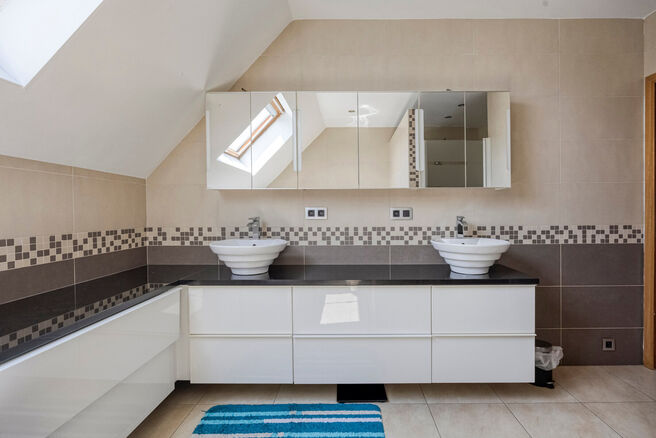 Spacious, move-in-ready and energy-efficient family home with 5 bedrooms, garden and garage – ideal for professional practice or commercial space.
Located in a quiet residential neighborhood, this property offers all modern comforts plus a versatile ext