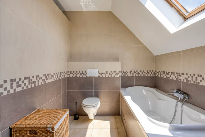 Spacious, move-in-ready and energy-efficient family home with 5 bedrooms, garden and garage – ideal for professional practice or commercial space.
Located in a quiet residential neighborhood, this property offers all modern comforts plus a versatile ext