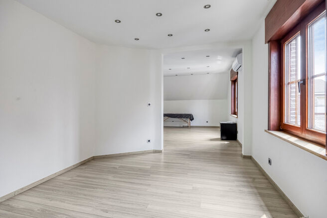 Spacious, move-in-ready and energy-efficient family home with 5 bedrooms, garden and garage – ideal for professional practice or commercial space.
Located in a quiet residential neighborhood, this property offers all modern comforts plus a versatile ext
