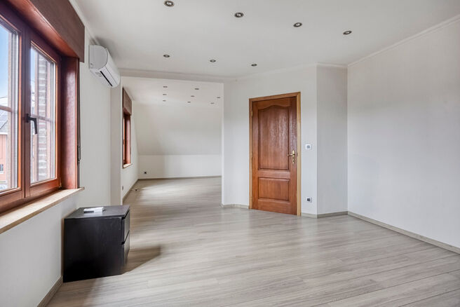 Spacious, move-in-ready and energy-efficient family home with 5 bedrooms, garden and garage – ideal for professional practice or commercial space.
Located in a quiet residential neighborhood, this property offers all modern comforts plus a versatile ext
