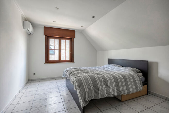 Spacious, move-in-ready and energy-efficient family home with 5 bedrooms, garden and garage – ideal for professional practice or commercial space.
Located in a quiet residential neighborhood, this property offers all modern comforts plus a versatile ext