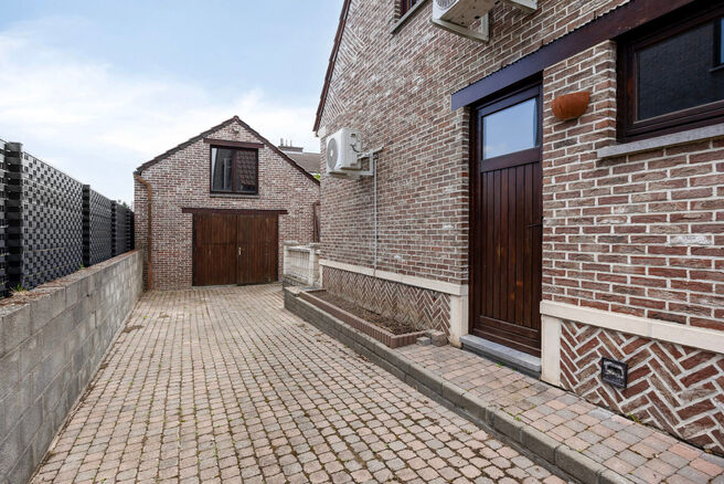 Spacious, move-in-ready and energy-efficient family home with 5 bedrooms, garden and garage – ideal for professional practice or commercial space.
Located in a quiet residential neighborhood, this property offers all modern comforts plus a versatile ext