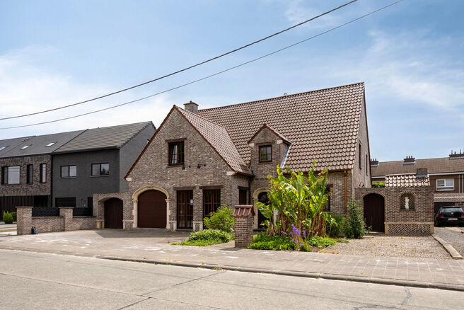 Spacious, move-in-ready and energy-efficient family home with 5 bedrooms, garden and garage – ideal for professional practice or commercial space.
Located in a quiet residential neighborhood, this property offers all modern comforts plus a versatile ext