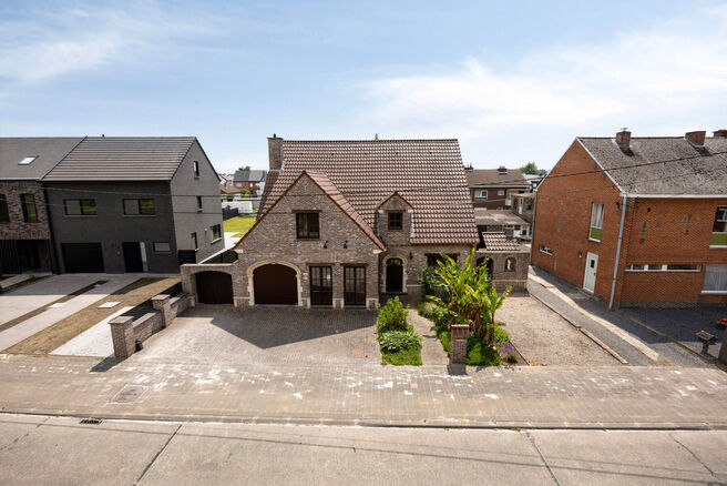 Spacious, move-in-ready and energy-efficient family home with 5 bedrooms, garden and garage – ideal for professional practice or commercial space.
Located in a quiet residential neighborhood, this property offers all modern comforts plus a versatile ext