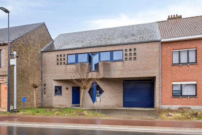 This spacious family home with three bedrooms, a practical and spacious garage, and a beautifully landscaped garden is ideally located in a quiet, rural setting.

Layout of the house:
Upon entering, you step into the entrance hall with a separate toilet a