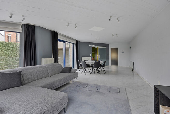 This spacious family home with three bedrooms, a practical and spacious garage, and a beautifully landscaped garden is ideally located in a quiet, rural setting.

Layout of the house:
Upon entering, you step into the entrance hall with a separate toilet a