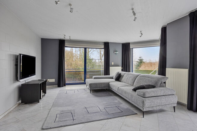 This spacious family home with three bedrooms, a practical and spacious garage, and a beautifully landscaped garden is ideally located in a quiet, rural setting.

Layout of the house:
Upon entering, you step into the entrance hall with a separate toilet a