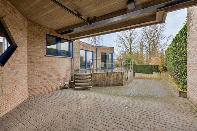 This spacious family home with three bedrooms, a practical and spacious garage, and a beautifully landscaped garden is ideally located in a quiet, rural setting.

Layout of the house:
Upon entering, you step into the entrance hall with a separate toilet a
