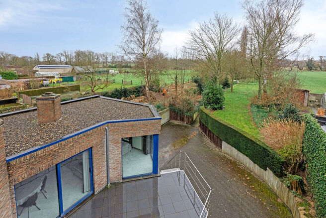 This spacious family home with three bedrooms, a practical and spacious garage, and a beautifully landscaped garden is ideally located in a quiet, rural setting.

Layout of the house:
Upon entering, you step into the entrance hall with a separate toilet a