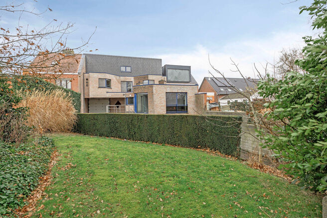 This spacious family home with three bedrooms, a practical and spacious garage, and a beautifully landscaped garden is ideally located in a quiet, rural setting.

Layout of the house:
Upon entering, you step into the entrance hall with a separate toilet a