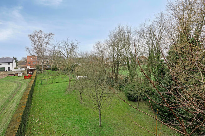 This spacious family home with three bedrooms, a practical and spacious garage, and a beautifully landscaped garden is ideally located in a quiet, rural setting.

Layout of the house:
Upon entering, you step into the entrance hall with a separate toilet a