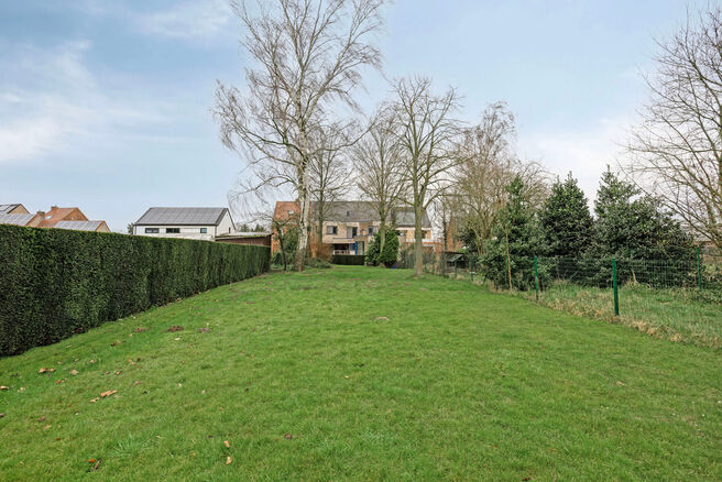 This spacious family home with three bedrooms, a practical and spacious garage, and a beautifully landscaped garden is ideally located in a quiet, rural setting.

Layout of the house:
Upon entering, you step into the entrance hall with a separate toilet a