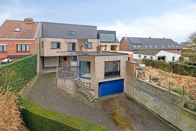 This spacious family home with three bedrooms, a practical and spacious garage, and a beautifully landscaped garden is ideally located in a quiet, rural setting.

Layout of the house:
Upon entering, you step into the entrance hall with a separate toilet a