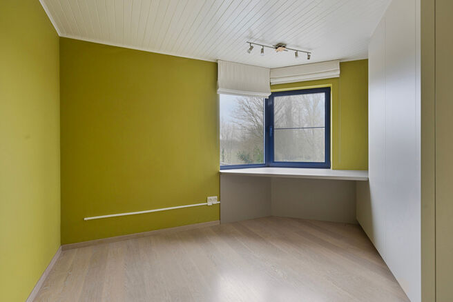 This spacious family home with three bedrooms, a practical and spacious garage, and a beautifully landscaped garden is ideally located in a quiet, rural setting.

Layout of the house:
Upon entering, you step into the entrance hall with a separate toilet a