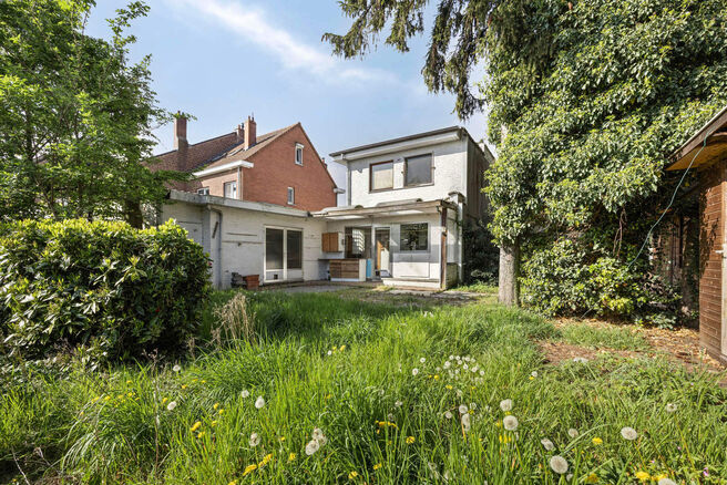 This spacious and bright family home offers 4 full-sized bedrooms, a separate garage, and a cozy garden.
It is located in a quiet, low-traffic street, contributing to a safe and pleasant living environment.
Additionally, the house includes a large basemen