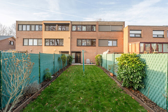 This move-in ready house, featuring 2 spacious bedrooms and a garden, is located in a quiet residential neighborhood.

On the ground floor, there is a spacious garage with an electric gate as well as a laundry room with connections for a washing machine a