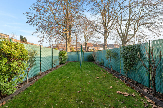 This move-in ready house, featuring 2 spacious bedrooms and a garden, is located in a quiet residential neighborhood.

On the ground floor, there is a spacious garage with an electric gate as well as a laundry room with connections for a washing machine a