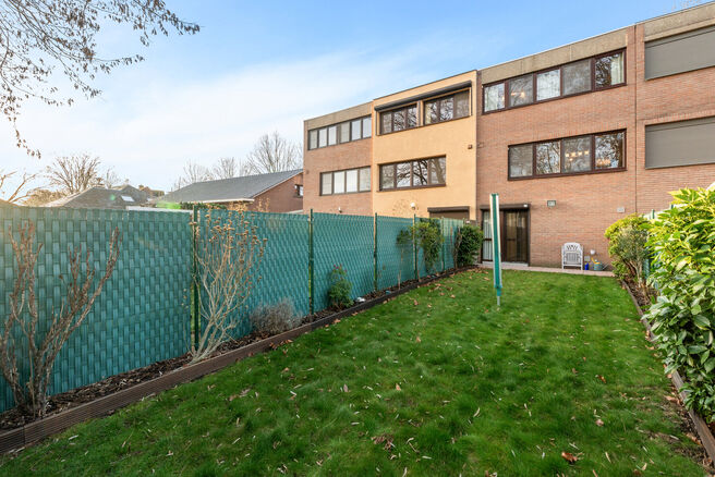 This move-in ready house, featuring 2 spacious bedrooms and a garden, is located in a quiet residential neighborhood.

On the ground floor, there is a spacious garage with an electric gate as well as a laundry room with connections for a washing machine a