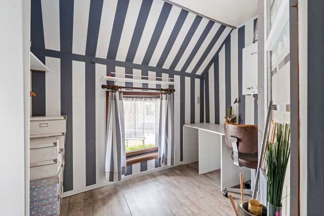 This charming two-bedroom corner house combines a practical layout with a pleasant and comfortable living environment. Thanks to its corner position, the property enjoys excellent natural light and easy accessibility. It also benefits from a cellar and a 