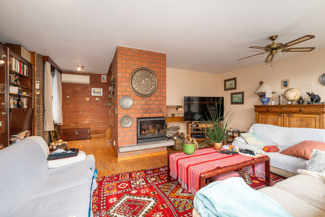 This spacious semi-detached (three-fa&ccedil;ade) house features 3 full-sized bedrooms and two bathrooms and is set on a 465 m&sup2; plot with a pleasant south-east facing garden.

The property is located in a quiet residential neighborhood and enjoys easy access t