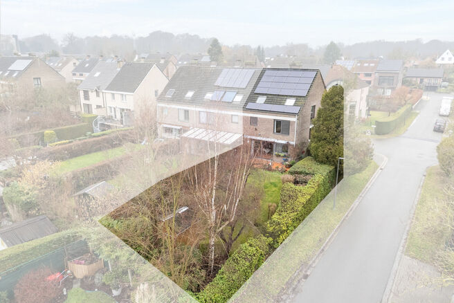 This spacious semi-detached (three-fa&ccedil;ade) house features 4 bedrooms and two bathrooms and is set on a 465 m&sup2; plot with a pleasant south-east facing garden.

The property is located in a quiet residential neighborhood and enjoys easy access to the A12 a