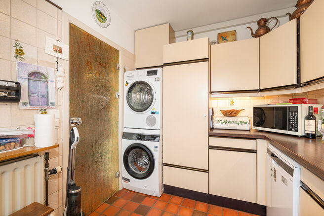 This spacious semi-detached (three-fa&ccedil;ade) house features 4 bedrooms and two bathrooms and is set on a 465 m&sup2; plot with a pleasant south-east facing garden.

The property is located in a quiet residential neighborhood and enjoys easy access to the A12 a