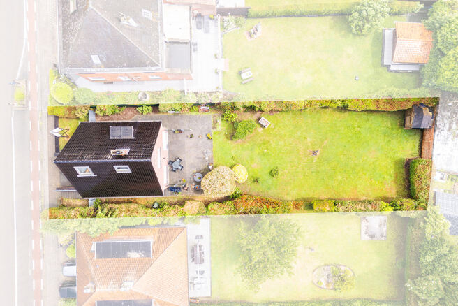 This detached family home with 2 bedrooms, a converted attic, a spacious basement and a garage is situated on a 526 m&sup2; plot and benefits from a beautiful south-east facing garden.

Ideally located near Klein-Bijgaarden, the property enjoys excellent acce