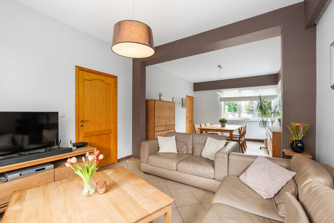 This detached family home with 2 bedrooms, a converted attic, a spacious basement and a garage is situated on a 526 m&sup2; plot and benefits from a beautiful south-east facing garden.

Ideally located near Klein-Bijgaarden, the property enjoys excellent acce