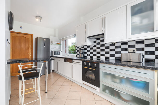 This detached family home with 2 bedrooms, a converted attic, a spacious basement and a garage is situated on a 526 m&sup2; plot and benefits from a beautiful south-east facing garden.

Ideally located near Klein-Bijgaarden, the property enjoys excellent acce