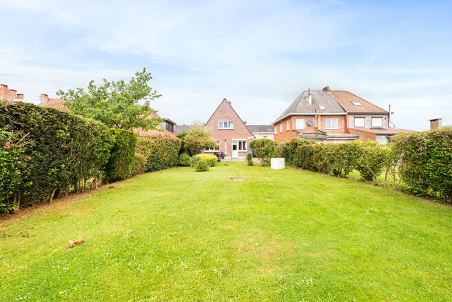 This detached family home with 2 bedrooms, a converted attic, a spacious basement and a garage is situated on a 526 m&sup2; plot and benefits from a beautiful south-east facing garden.

Ideally located near Klein-Bijgaarden, the property enjoys excellent acce