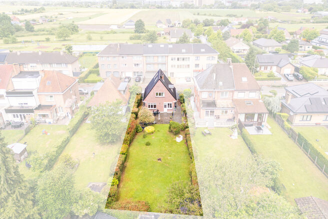 This detached family home with 2 bedrooms, a converted attic, a spacious basement and a garage is situated on a 526 m&sup2; plot and benefits from a beautiful south-east facing garden.

Ideally located near Klein-Bijgaarden, the property enjoys excellent acce