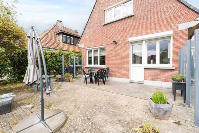 This detached family home with 2 bedrooms, a converted attic, a spacious basement and a garage is situated on a 526 m&sup2; plot and benefits from a beautiful south-east facing garden.

Ideally located near Klein-Bijgaarden, the property enjoys excellent acce