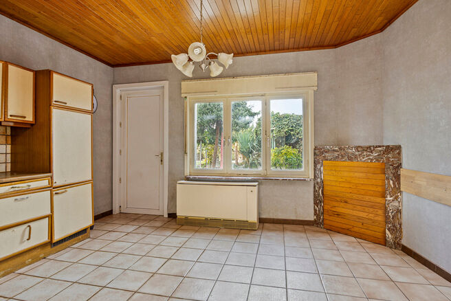 This family home with potential offers 5 bedrooms, a large garage, and a pleasant garden.
Located in the quiet and residential area of Humelgem, the property combines a central location with ample space.

Layout:
Upon entering the house through the entran
