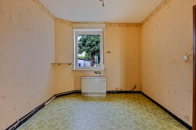 This family home with potential offers 5 bedrooms, a large garage, and a pleasant garden.
Located in the quiet and residential area of Humelgem, the property combines a central location with ample space.

Layout:
Upon entering the house through the entran