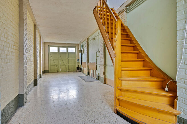 This family home with potential offers 5 bedrooms, a large garage, and a pleasant garden.
Located in the quiet and residential area of Humelgem, the property combines a central location with ample space.

Layout:
Upon entering the house through the entran