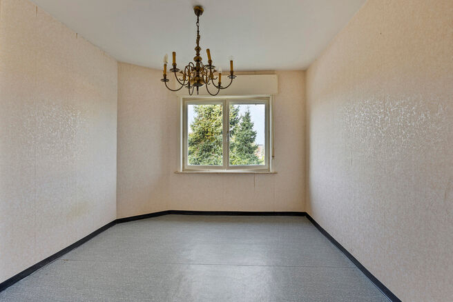 This family home with potential offers 5 bedrooms, a large garage, and a pleasant garden.
Located in the quiet and residential area of Humelgem, the property combines a central location with ample space.

Layout:
Upon entering the house through the entran
